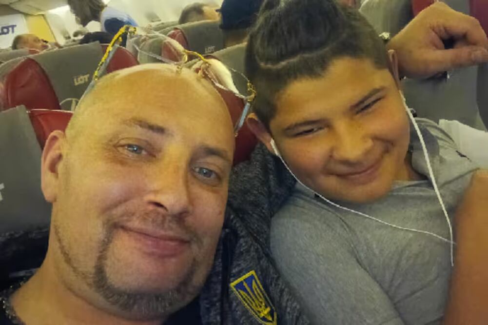 El niño ucraniano Matvy Mezhevoy, tras ser rescatado de Moscú por su padre, Yvgeny. FOTO: ESPECIAL