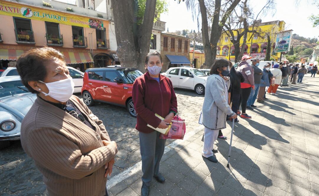 Desde las primeras horas de ayer, decenas de adultos mayores acudieron a formarse en la plaza San Martín, en Milpa Alta, para recibir la vacuna. Foto: Diego Simón. EL UNIVERSAL