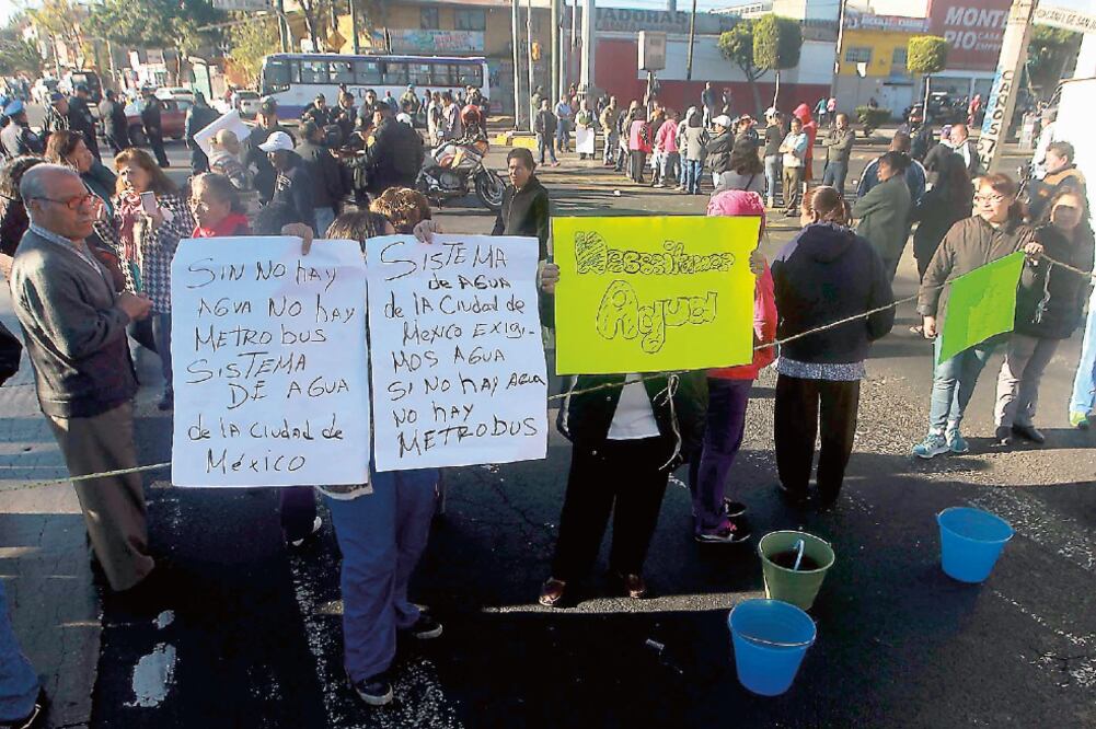 Vecinos de Iztacalco bloquearon avenida Periférico, a la altura de Río Frío, para reclamar un mayor abasto. Autoridades de la delegación aseguran que entregan 800 litros al día a cada casa (FERNANDO RAMÍREZ. EL UNIVERSAL)