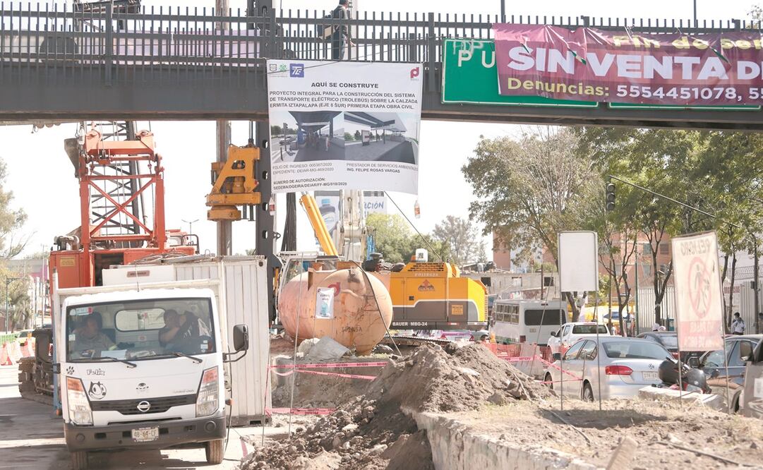 La construcción del Trolebús Elevado contempla el retiro de 14 puentes peatonales y la habilitación de 15 cruces seguros con la implementación de señalamientos horizontales y verticales. Foto: Berenice Fregoso. EL UNIVERSAL