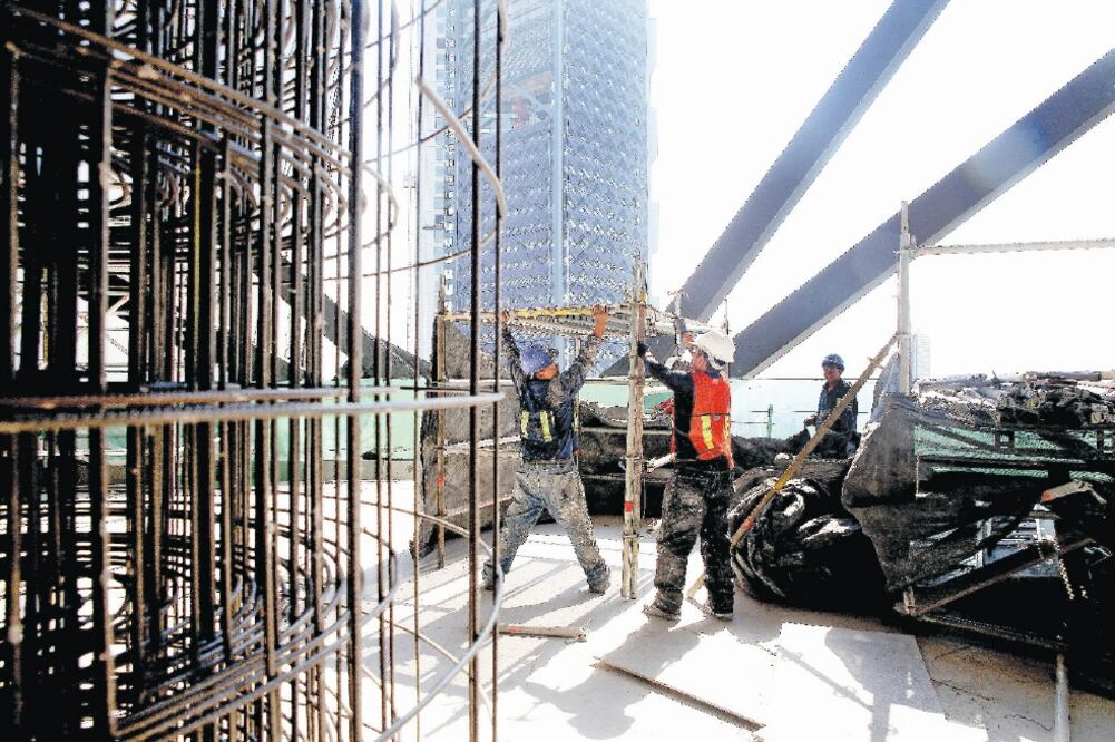 La inversión en infraestructura cayó 32 mil millones de pesos entre 2015 y el primer trimestre de 2016, destacó BBVA Bancomer (ARCHIVO EL UNIVERSAL)