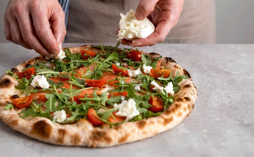 Una buena masa para pizza no solo influye en el sabor, sino también en la cocción y textura final. Foto: Freepik