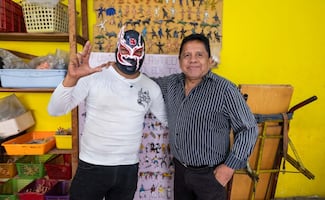 Del molde al ring; la familia que convirtió su pasión por los juguetes de lucha libre en un legado