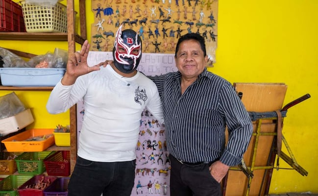 Del molde al ring; la familia que convirtió su pasión por los juguetes de lucha libre en un legado
