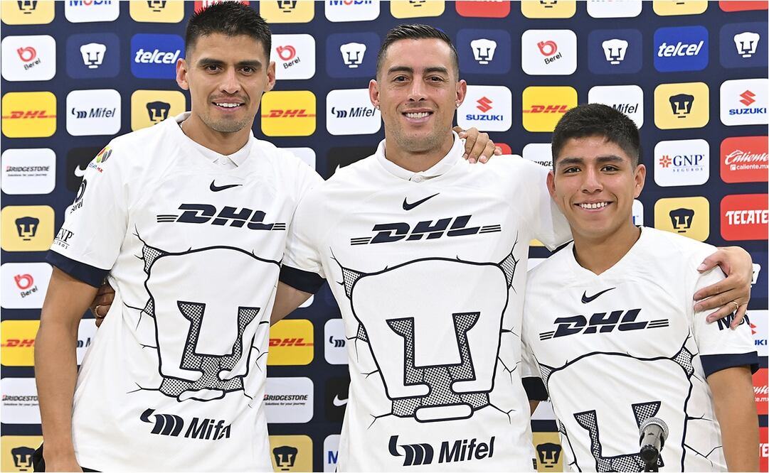 Guillermo Martínez, Rogelio Funes Mori y Piero Quispe en la presentación con los Pumas. FOTO: IMAGO7