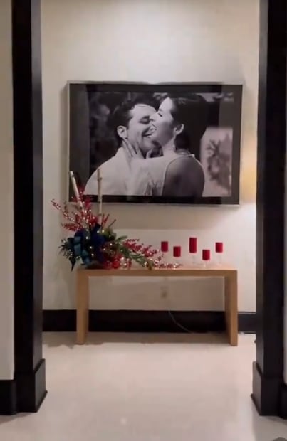 Una foto del día de la boda de Ángela Aguilar y Christian Nodal decora la entrada del hogar de la pareja.