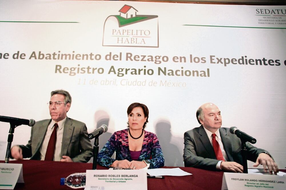 Enrique González, subsecretario de Ordenamiento Territorial; Rosario Robles, titular de Sedatu, y Froylán Hernández, director general del Registro Agrario (IVÁN STEPHENS. EL UNIVERSAL)