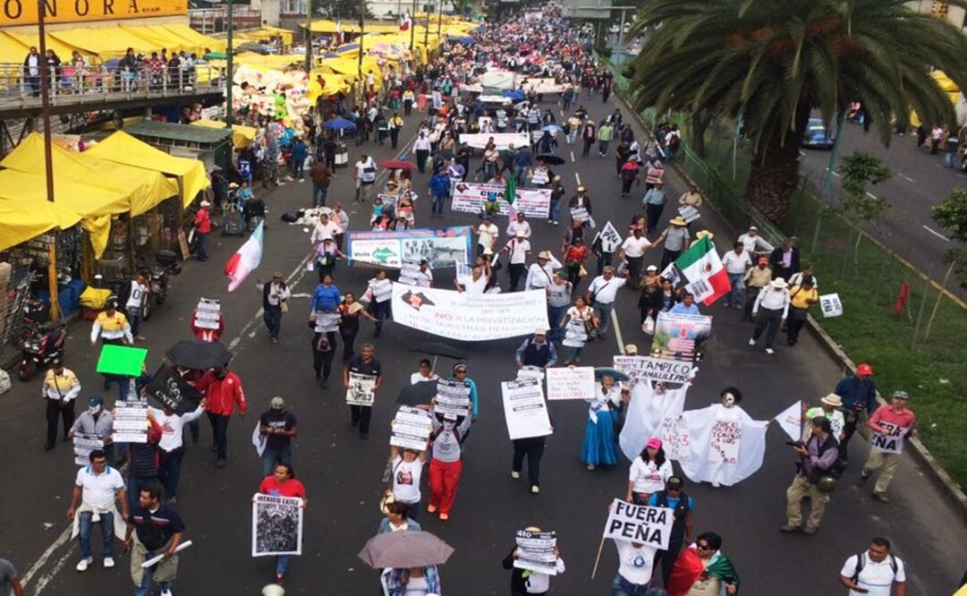 Alrededor de mil docentes de la CNTE marcharon por diversas avenidas rumbo a la Cámara de Diputados. Foto: Fernando Ramírez/ EL UNIVERSAL 