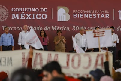 Tras beso en la mano de alcaldesa, AMLO ahora hace lo mismo con Delfina Gómez