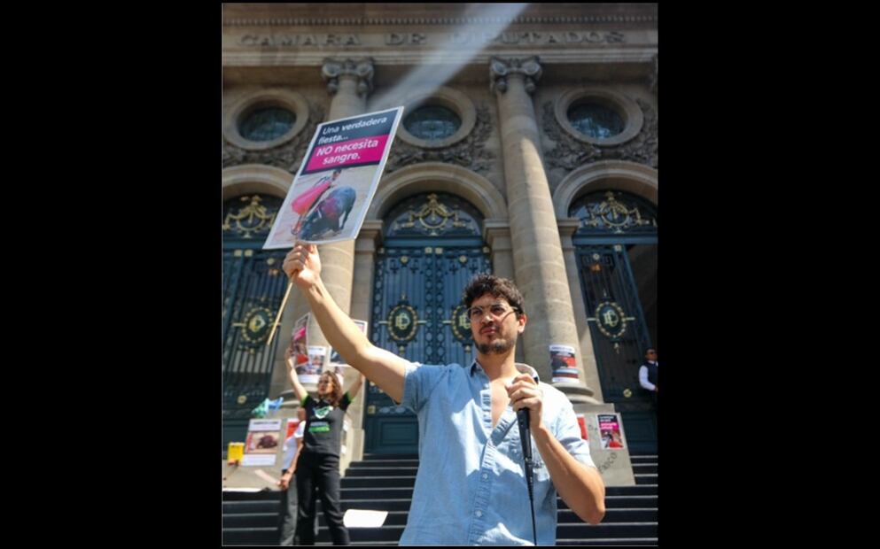 Grupo de colectivos contra las corridas de toros se manifiestan al exterior del congreso de la CDMX. Foto: Axel Sánchez/EL UNIVERSAL