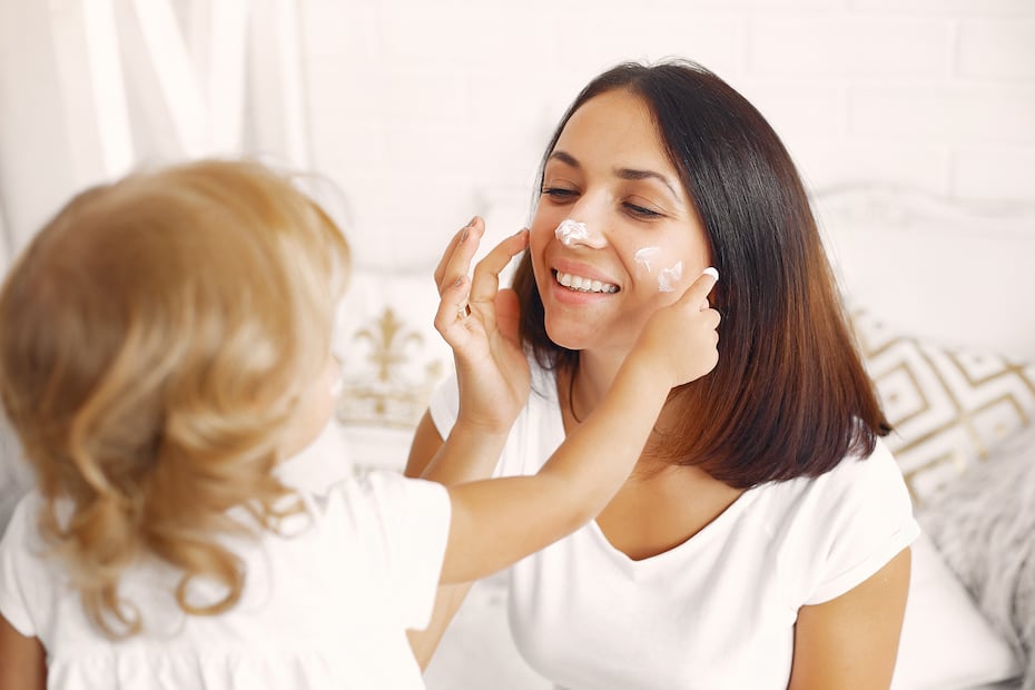 Una rutina de skincare sencilla es una forma de pasar tiempo de calidad personal. Foto: Freepik