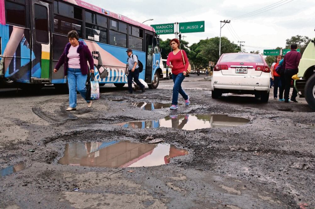 La circulación de autos y camiones de transporte público se vuelve muy lenta debido a que los conductores intentan evitar caer en los agujeros (GERARDO SUÁREZ. EL UNIVERSAL)