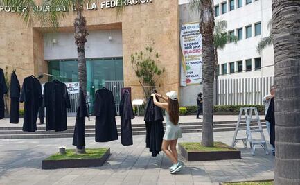 Elección judicial 2025: Cuelgan togas en edificio del Poder Judicial Federal de Morelos; protestan por proceso 
