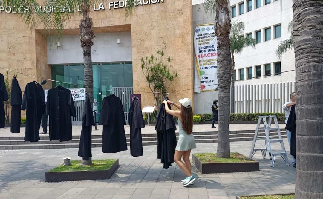 Cuelgan togas en el Poder Judicial Federal de Morelos en protestas por el proceso (01/06/2025). Foto: Especial