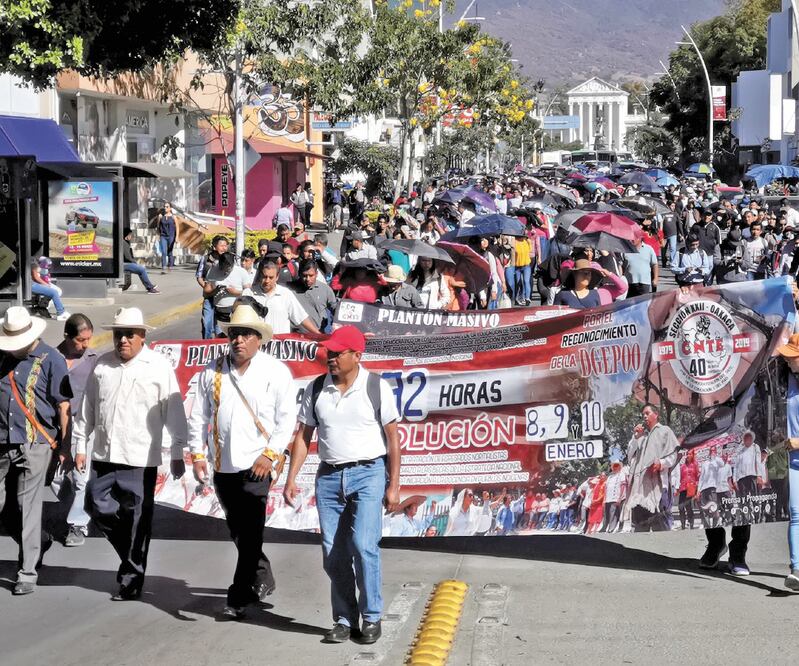 Desde el martes pasado, maestros indígenas inconformes han realizado una serie de bloqueos en distintos puntos de la capital oaxaqueña con el fin de que la autoridad educativa atienda su exigencia. Foto: EDWIN HERNÁNDEZ. EL UNIVERSAL