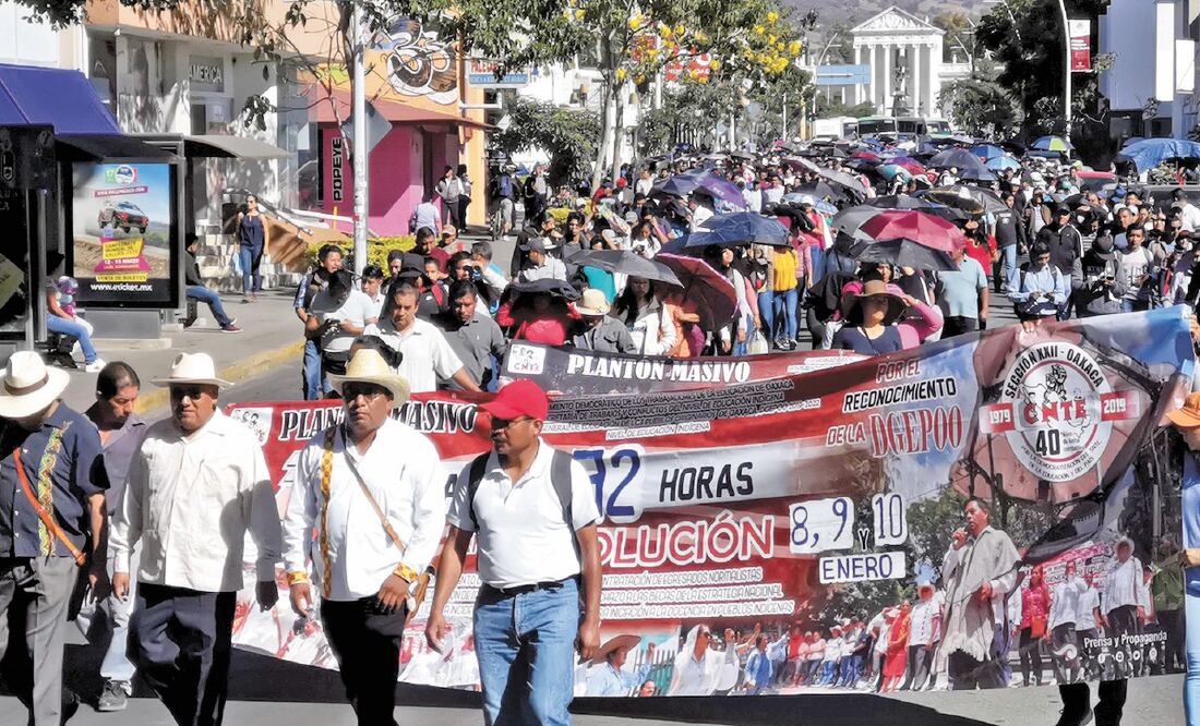 Desde el martes pasado, maestros indígenas inconformes han realizado una serie de bloqueos en distintos puntos de la capital oaxaqueña con el fin de que la autoridad educativa atienda su exigencia. Foto: EDWIN HERNÁNDEZ. EL UNIVERSAL