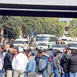 Maestros de Michoacán bloquean principales vías por atraso en pagos