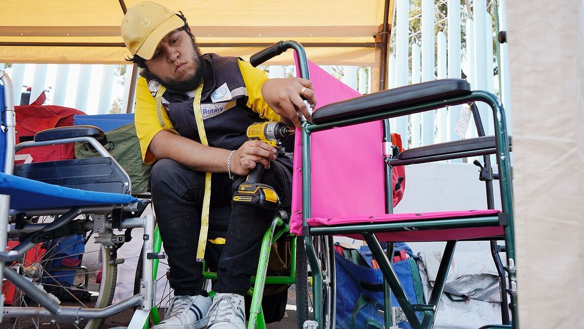 La alcaldía Coyoacán, junto con el Club Rotary Ciudad de México, llevó a cabo una jornada gratuita de reparación de sillas de ruedas denominada “Enchúlame la silla”. (Foto: especial)