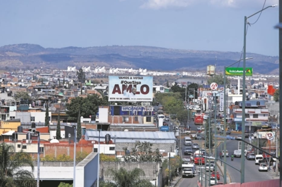 Ya promueven revocación de AMLO con espectaculares y bardas en 10 estados; oposición alista queja