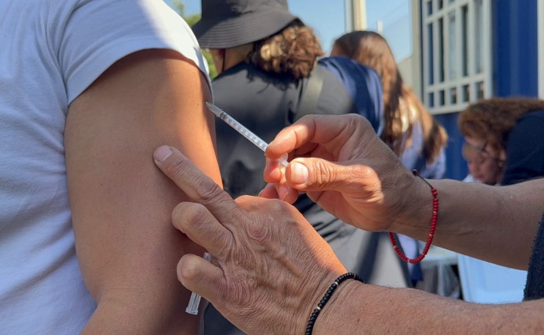 Se agotan dosis de vacuna contra el sarampión en Nezahualcóyotl; varias familias se retiran sin recibir el biológico.
Foto: Emilio Fernández