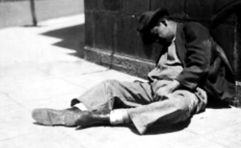 Persona alcoholizada en vía pública. En todo enero de 1925, el DF registró 46 muertes por el consumo de bebidas embriagantes. Foto: Mediateca INAH.