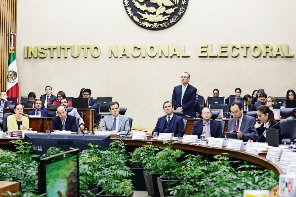 El INE acordó que las publicaciones que hagan aspirantes a cargos públicos en sus redes sociales no se restringirán, salvo que haya pago por publicidad. (ARCHIVO EL UNIVERSAL)