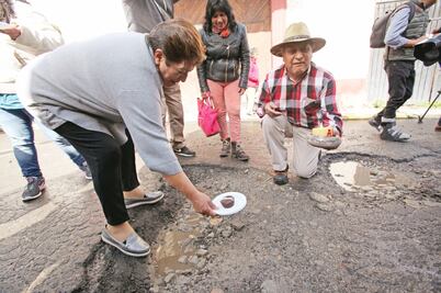 Celebran con pastel 3 años de gran bache en Toluca