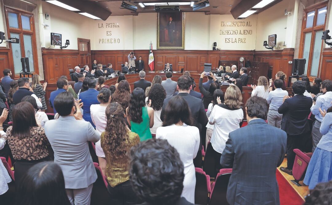 “Gracias, el aplauso fue para todos, ustedes incluidos”, expresó Norma Lucía Piña Hernández al personal presente en el pleno de la Suprema Corte de Justicia de la Nación al despedirse el día de ayer. Foto Especial