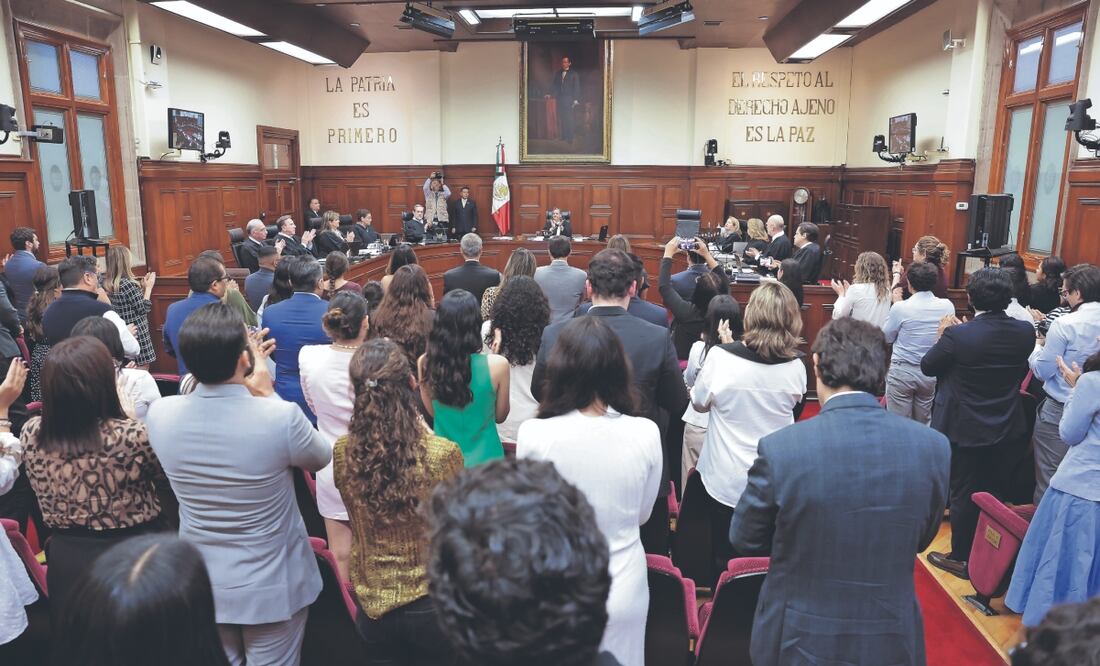 “Gracias, el aplauso fue para todos, ustedes incluidos”, expresó Norma Lucía Piña Hernández al personal presente en el pleno de la Suprema Corte de Justicia de la Nación al despedirse el día de ayer. Foto Especial
