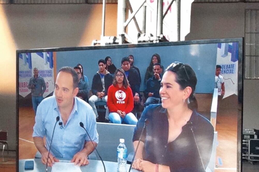 El INE compartió en sus redes sociales una imagen del escritor y columnista de EL UNIVERSAL León Krauze y la periodista Yuriria Sierra, durante el ensayo del segundo debate presidencial. (TOMADA DE TWITTER)
