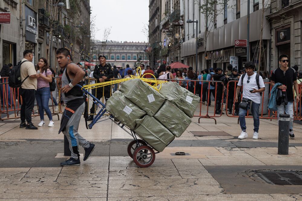 La colocación de vallas ha presentado un problema para el ingreso de comerciantes que se encuentran en los alrededores del zócalo. Foto: de Yaretzy M. Osnaya | EL UNIVERSAL