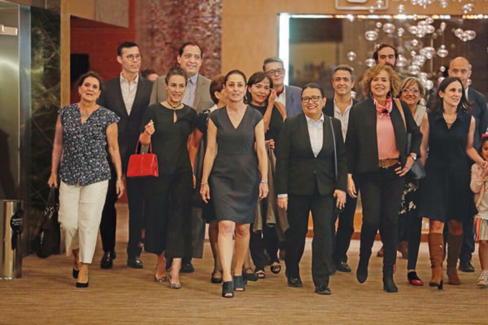 Claudia Sheinbaum, virtual jefa de Gobierno electa de la Ciudad de México, presentó a algunos de los integrantes del que será su gabinete, quienes en su mayoría son ex funcionarios capitalinos y académicos (LUIS CORTÉS. EL UNIVERSAL)