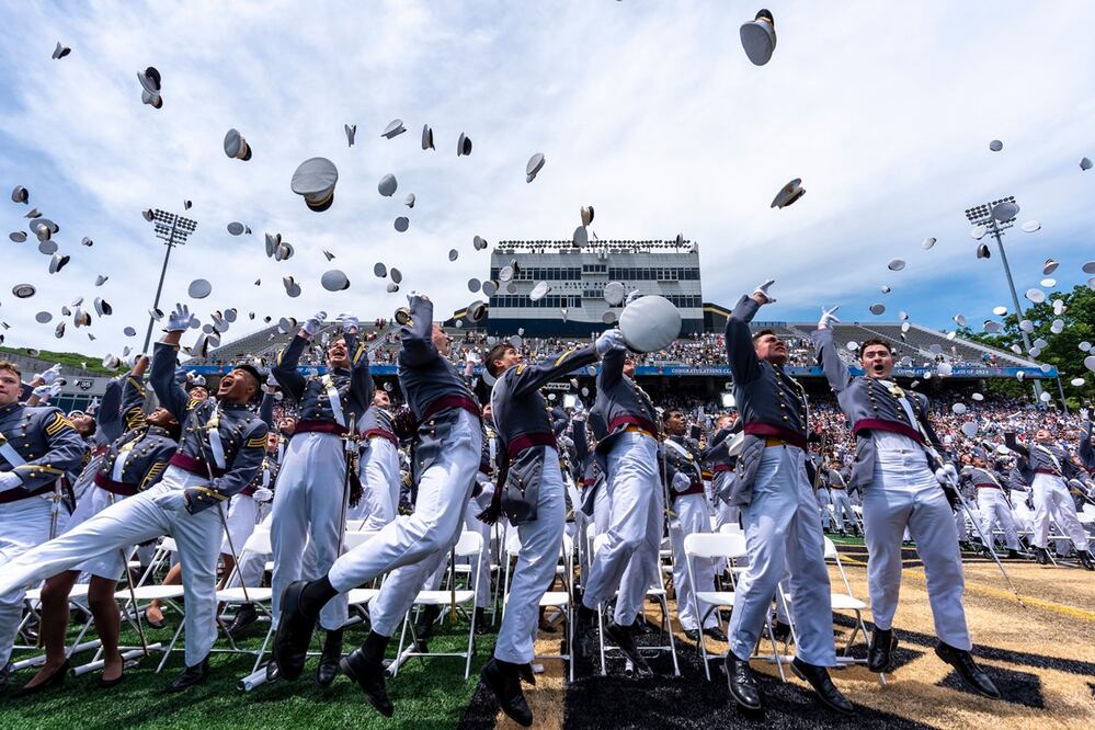 Los graduados de West Point lanzan sus gorras al aire al concluir la ceremonia de graduación de la Academia Militar de EU. Foto: AP
