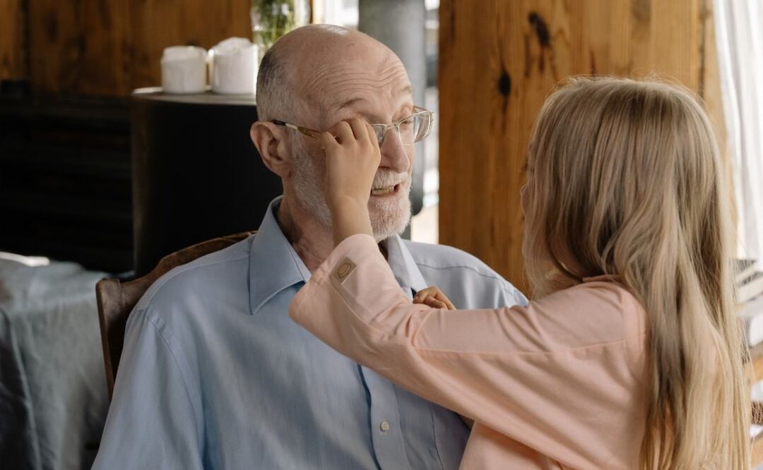 Abuelo y nieta. Fuente: Pexels