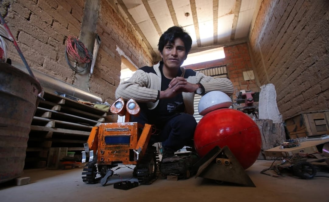 El joven aimara Esteban Quispe conocido como "el genio boliviano de la robótica". (FOTO: EFE)