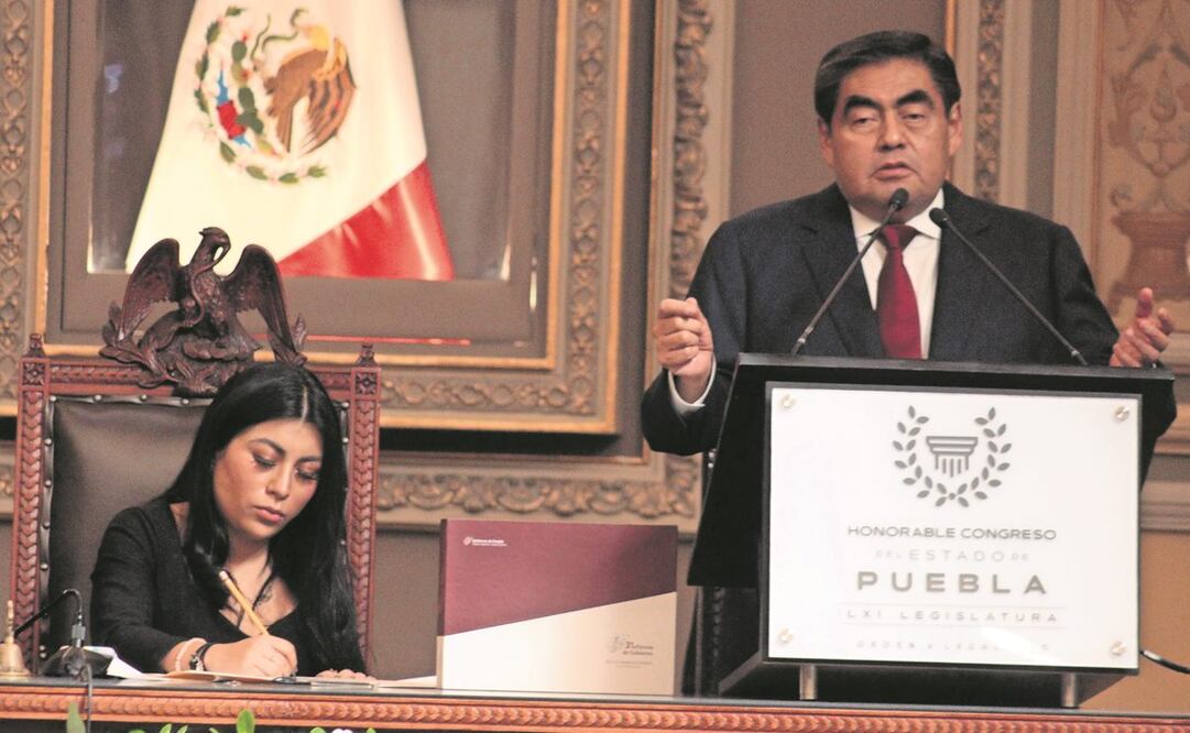 El gobernador de Puebla, Miguel Barbosa, durante su Tercer Informe de labores en el Congreso local. Foto: Cortesía