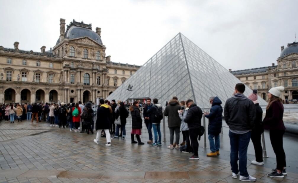Museo Louvre cierra por protesta de empleados