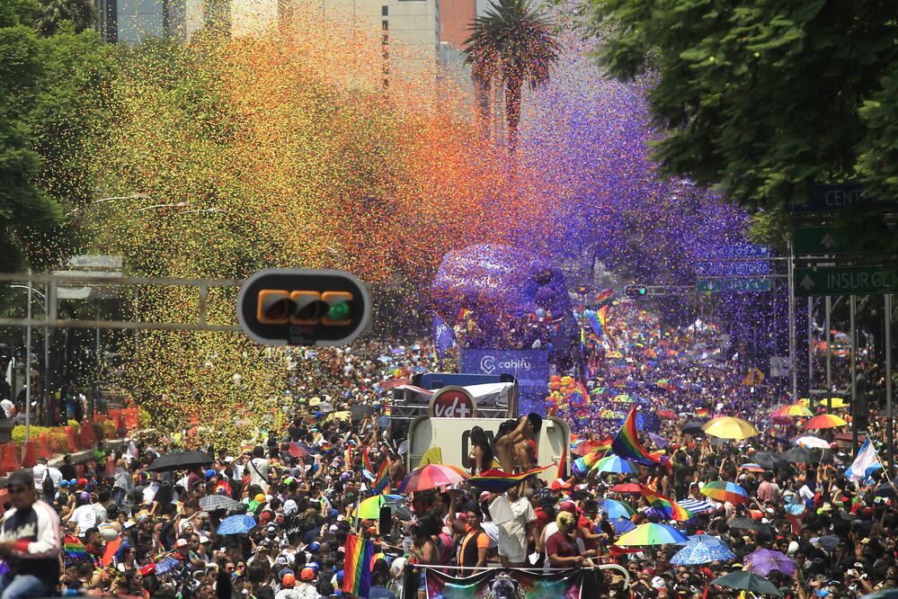 Personas participan durante la XXXIX Marcha del Orgullo Lésbico, Gay, Bisexual, Transexual, Transgénero, Travesti e Intersexual (LGBTTTI), en la Ciudad de México (Foto: Xinhua)
