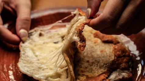 Los milaquesos, tacos de milanesa gratinados que debes probar