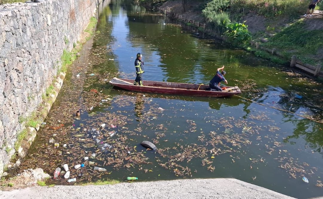 El cuerpo de un menor fue rescatado sin vida en Canal Nacional de alcaldía Iztapalapa; cayo al intentar rescatar un balón de fútbol, 18 de noviembre de 2024. Foto: Valente Rosas