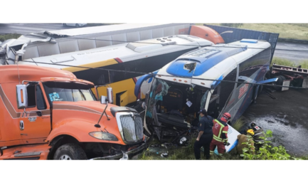 Carambola en carretera de Aguascalientes deja al menos 21 lesionados; dos autobuses turísticos y dos tráileres, los vehículos involucrados