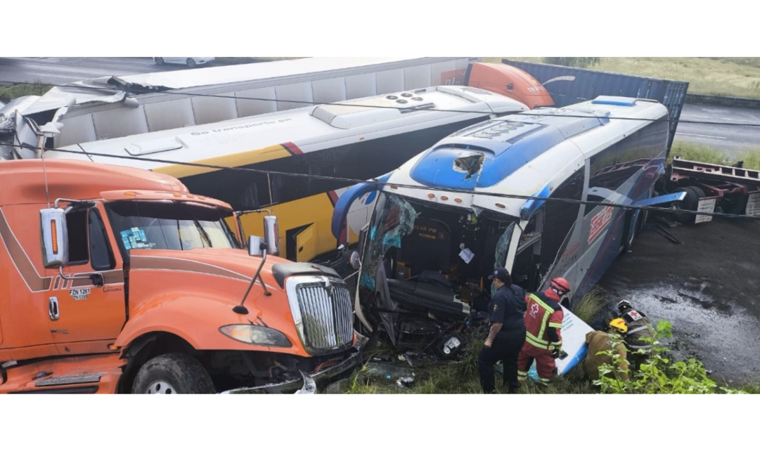 Esta mañana se registró una carambola en una carretera de Aguascalientes que dejó al menos 21 lesionados. Foto: Especial.
