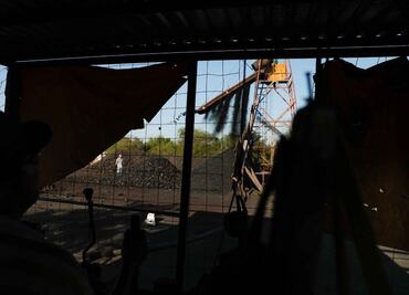 "Están abriendo pozos a lo pendejo... si no habían muerto, ya los mataron"; el reclamo y desesperación de las familias de mineros atrapados