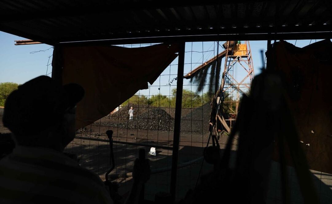 Familiares de los mineros se encuentran en el lugar en la espera de noticias / Foto: Diego Simón. EL UNIVERSAL