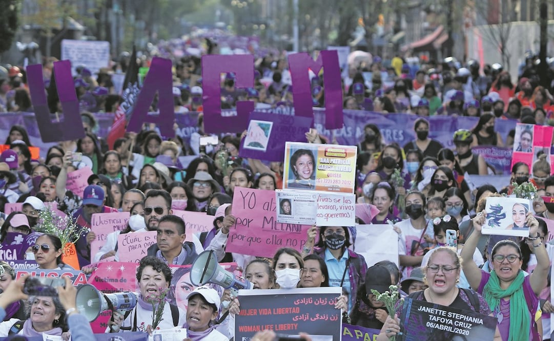 Colectivas feministas y familiares de víctimas de feminicidio y violencia marcharon hacia el Zócalo de la Ciudad de México. Foto: Carlos Mejía / EL UNIVERSAL