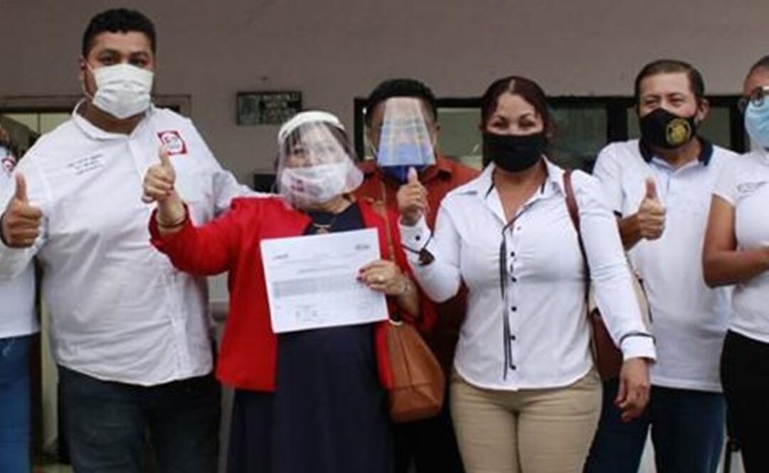 Flor de María, de pantalón beige, a un costado de la precandidata a la presidencia municipal de Isla Mujeres, María de los Ángeles Novelo. Foto: Cortesía de Redes Progresistas