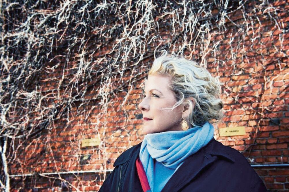 Más de 10 años le tomó a Jennifer Clement la edición bilingüe de The Soft Land (CORTESÍA SHEARSMAN BOOKS)