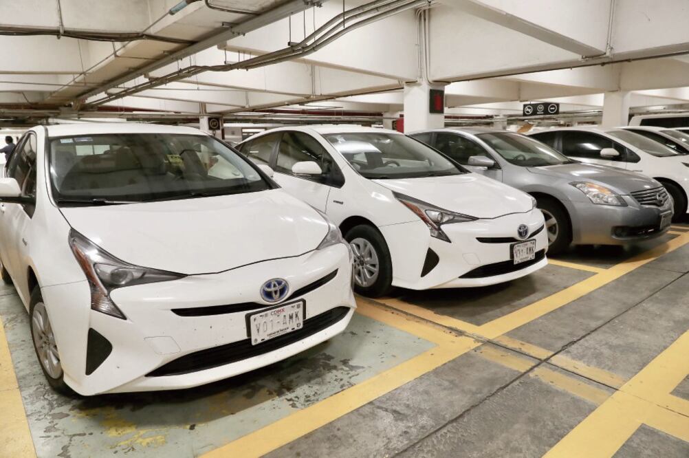 En la Cámara de Diputados comienzan a verse vehículos híbridos marca Toyota Prius Base 2016, Hybrid Synergy Drive (HSD), que circulan todos los días, como parte de la entrega-recepción de los legisladores ante el fin de sus funciones. Foto: LUCÍA GODÍNEZ.