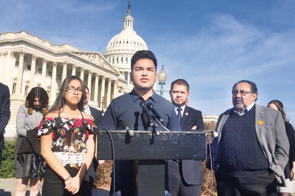 Ángel y Jackie, cuya madre, la mexicana Guadalupe García de Rayos fue deportada a principios de mes, durante una conferencia ayer frente al Capitolio, en Washington (LUIS ALONSO LUGO. AP)