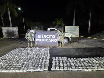 Aseguran camioneta cargada de 665 paquetes con metanfetamina en Sinaloa